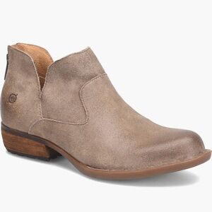 New in box. Size 6.5 Born bootie “Beth zip”